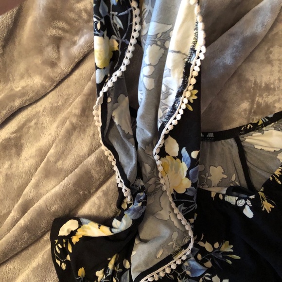 💚5 for $30 if you bundle Ruffled off the shoulder crop top - Picture 5 of 5